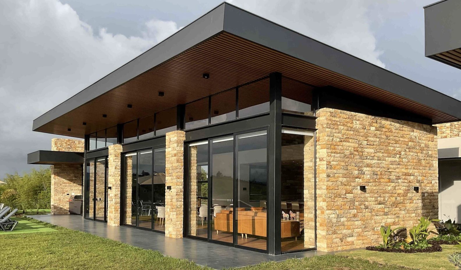 Casa Calima · fachada en travertino